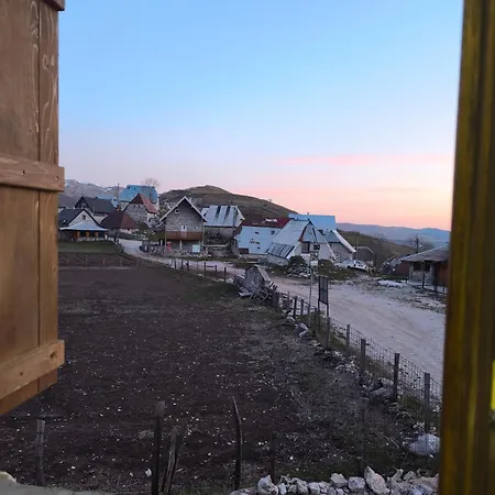 Family Na Krovu Svijeta