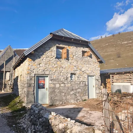 Family Na Krovu Svijeta Gornji Lukomir